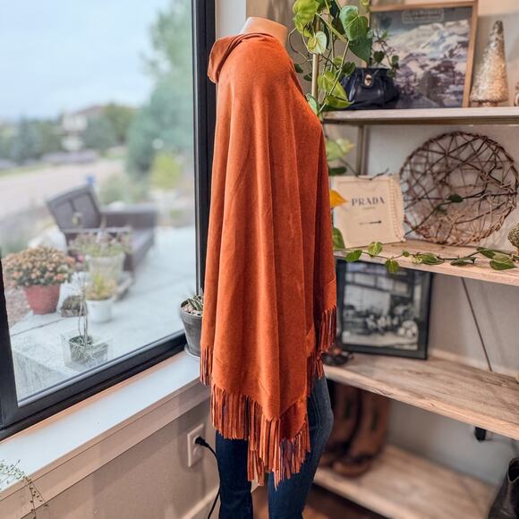 Ver'e'ne, Super Soft Western Brown Poncho w/ Fringe and Decorative Buttons, OSFA - Picture 5 of 11